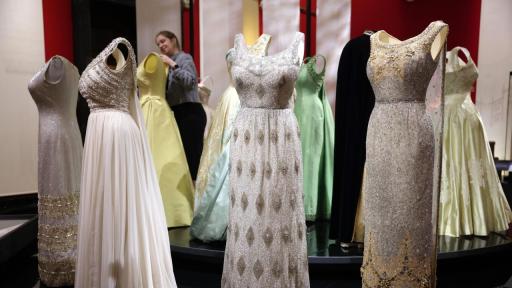 Елизабет II – модната икона на века: Вижте роклите, които промениха историята