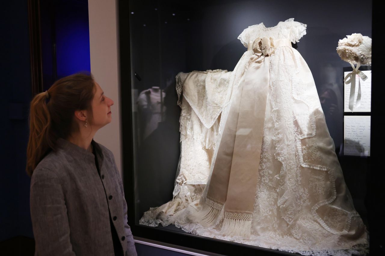 <p>Бъкингамският дворец отбелязва 100 г. от рождението на Елизабет II с уникална изложба на нейния гардероб &ndash; от детски рокли до легендарни тиари, разкриващи безстрашния ѝ стил и огромното ѝ влияние върху световната мода през десетилетията.</p>