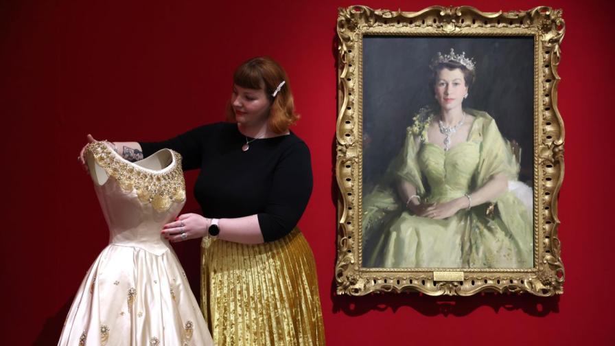 Скритият гардероб на Елизабет II: Уникална изложба за 100-годишнината от рождението ѝ