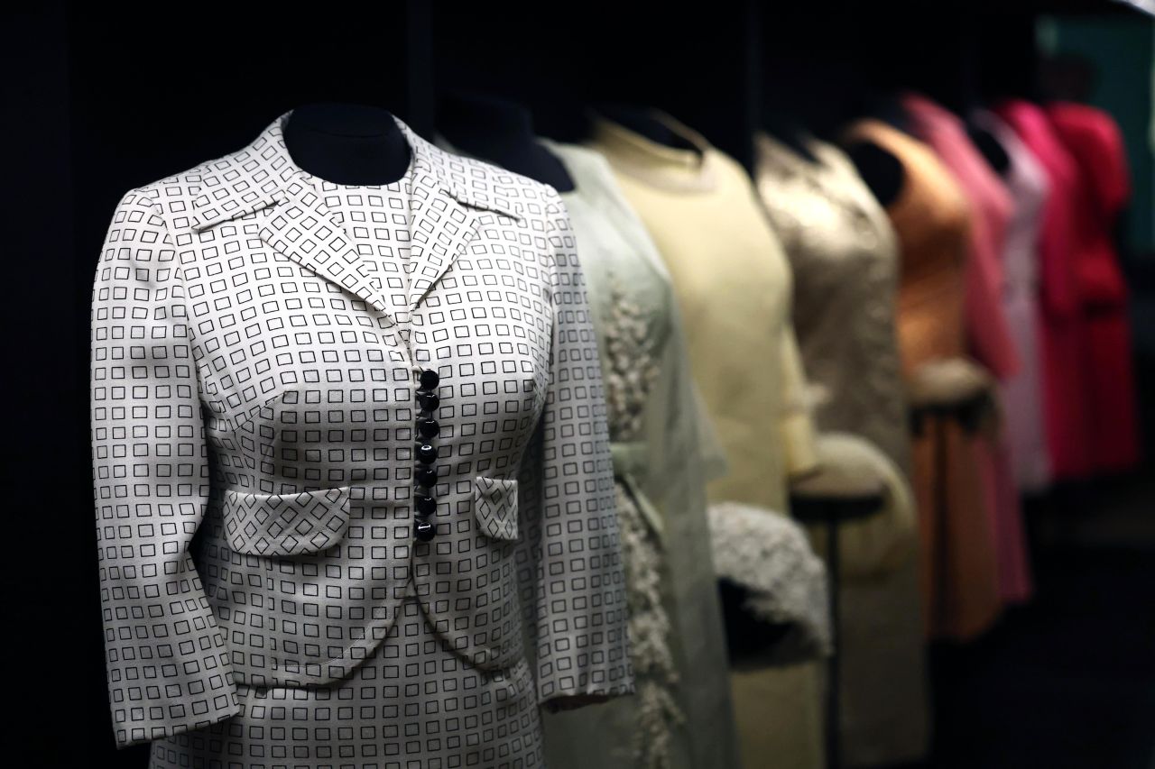 <p>Бъкингамският дворец отбелязва 100 г. от рождението на Елизабет II с уникална изложба на нейния гардероб &ndash; от детски рокли до легендарни тиари, разкриващи безстрашния ѝ стил и огромното ѝ влияние върху световната мода през десетилетията.</p>