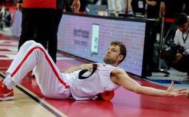 Везенков завършил мача с Монако с шефове на лицето