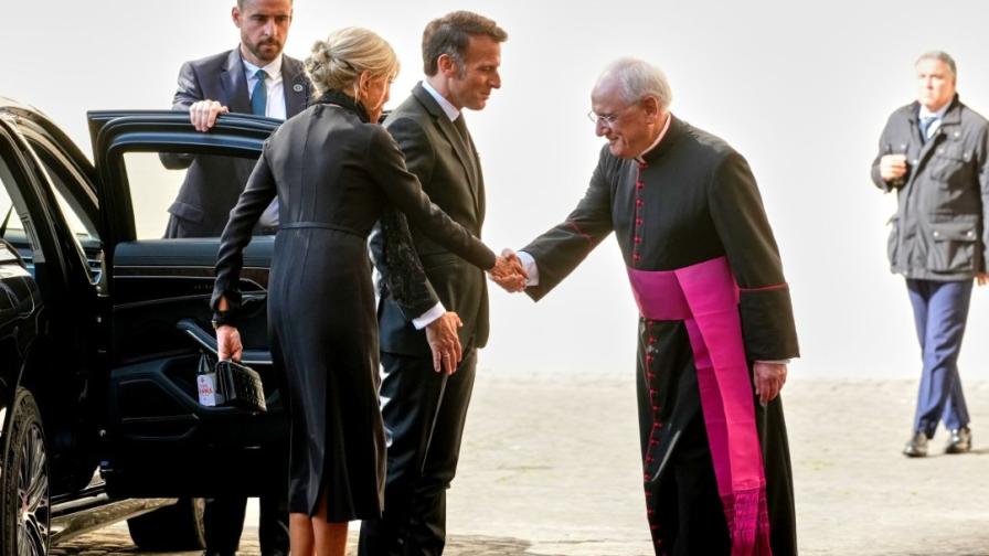 Макрон на аудиенция във Ватикана при папа...