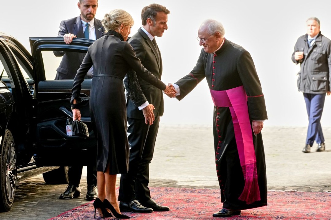 <p>Френският президент Еманюел Макрон посети Ватикана днес за частна аудиенция при папа Лъв Четиринадесети, предаде АНСА. Това беше първата лична среща на Макрон с американския понтиф. Придружен от съпругата си Брижит, Макрон се срещна и с държавния секретар на Светия престол Пиетро Паролин.</p>