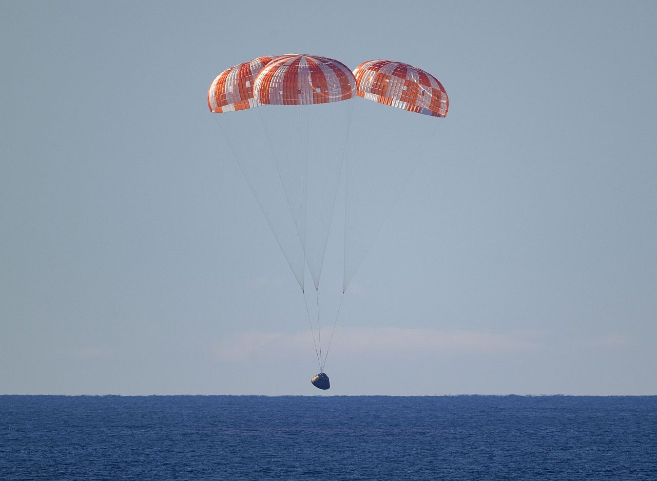 <p>Капсулата на &bdquo;Артемис II&ldquo; и нейният четиричленен екипаж прелетяха през земната атмосфера и се приводниха безопасно в Тихия океан тази нощ след близо 10 дни в космоса. &bdquo;Ние сме стабилни, екипажът е в отлично състояние&ldquo;, съобщи по радиото командирът на мисията Рийд Уайзман.</p>