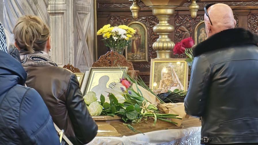 „Вълшебният глас вече пее в небесния хор“: Бургас се прощава с Янка Рупкина