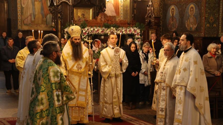 На Велика събота: Отслужиха Василиева литургия в София