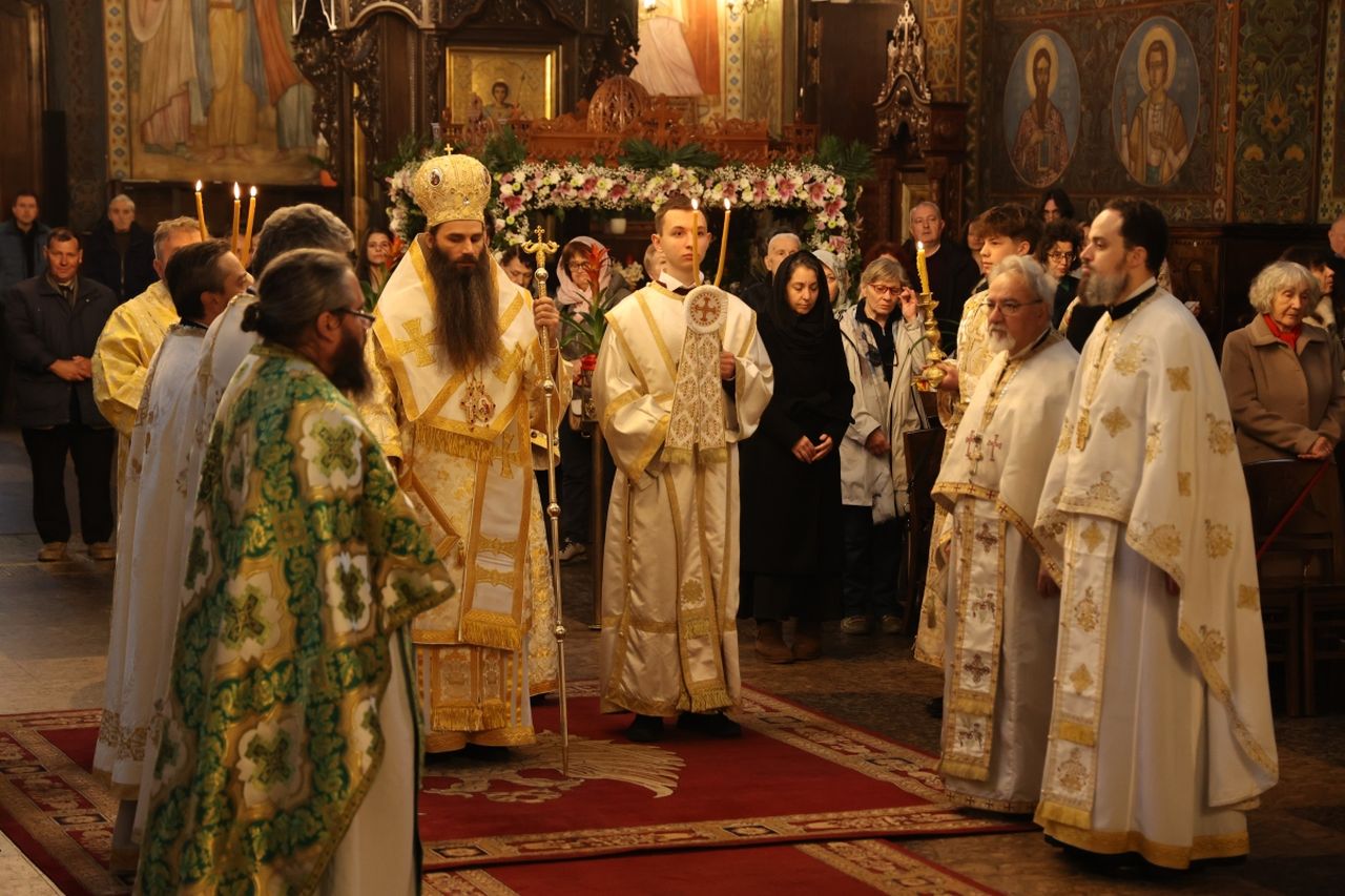 На Велика събота: Отслужиха Василиева литургия в София