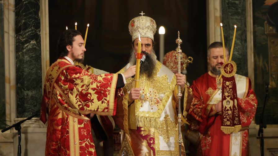 <p>Българският патриарх и Софийски митрополит Даниил възвести Христовото Възкресение и благослови българския народ пред катедралата &bdquo;Св. Александър Невски&ldquo; в София. Прозвучаха също Евангелието и тропарът за Възкресението, и възгласите: &bdquo;Христос воскресе - Воистину воскресе!&ldquo;</p>