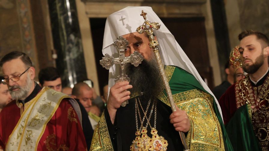 <p>Българският патриарх и Софийски митрополит Даниил възвести Христовото Възкресение и благослови българския народ пред катедралата &bdquo;Св. Александър Невски&ldquo; в София. Прозвучаха също Евангелието и тропарът за Възкресението, и възгласите: &bdquo;Христос воскресе - Воистину воскресе!&ldquo;</p>