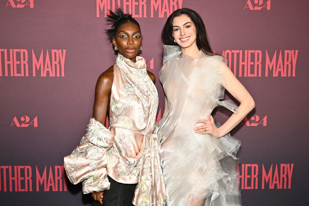 <p>Ан Хатауей, Микаела Коел и екипът на &bdquo;Mother Mary&ldquo; се присъединиха към официалните гости за специалната прожекция на филма в кино &bdquo;Метрограф&ldquo; в Ню Йорк.</p>