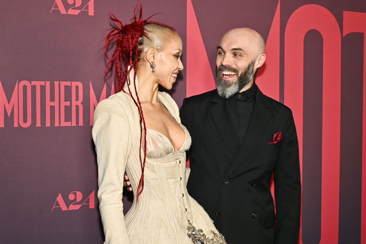 <p>Ан Хатауей, Микаела Коел и екипът на &bdquo;Mother Mary&ldquo; се присъединиха към официалните гости за специалната прожекция на филма в кино &bdquo;Метрограф&ldquo; в Ню Йорк.</p>