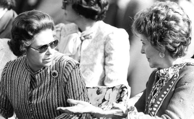 Кралица Елизабет II с първата дама на САЩ Нанси Рейгън