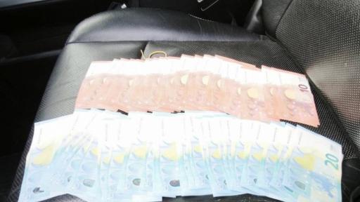 Пари и списъци с имена в кола с кандидат-депутат