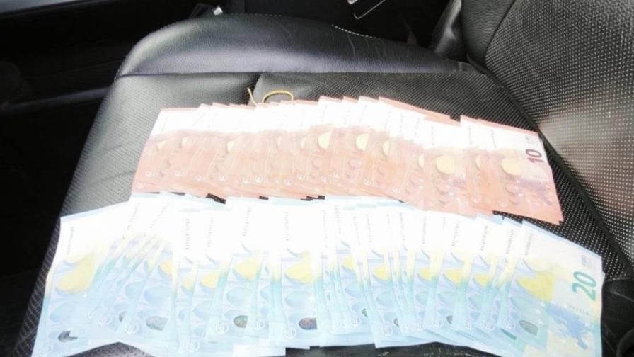 Пари и списъци с имена в кола с кандидат-депутат