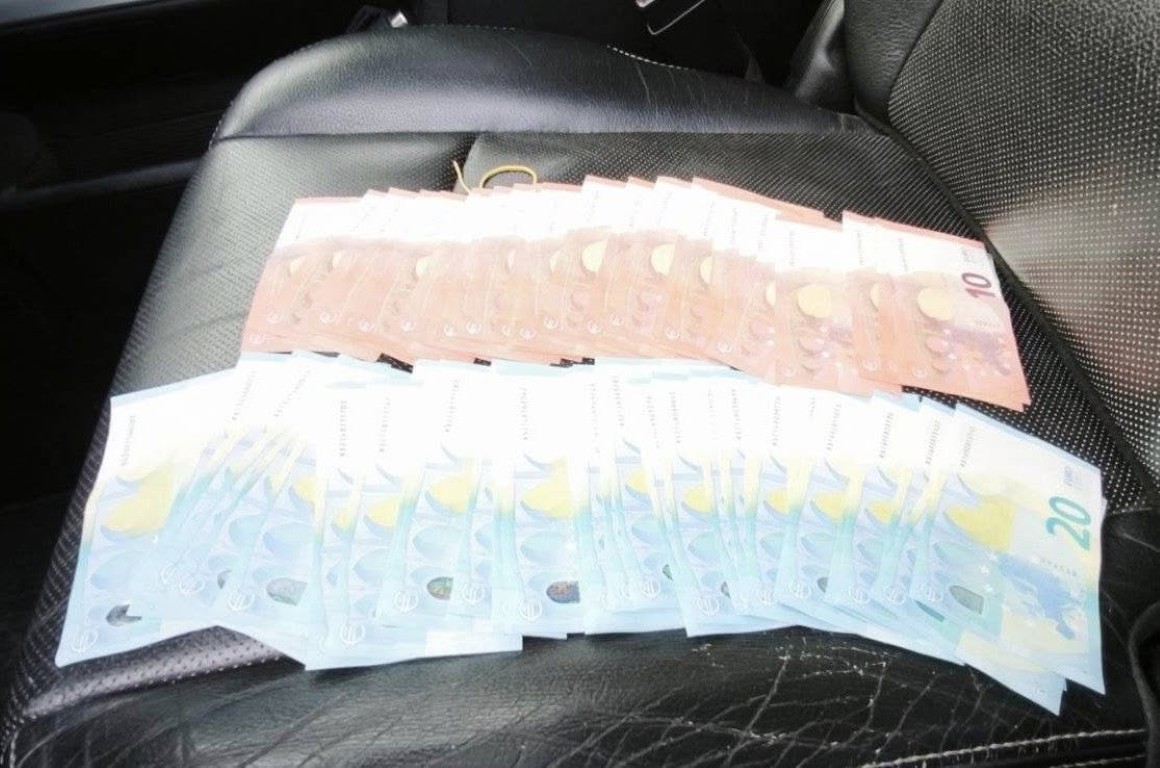 Пари и списъци с имена в кола с кандидат-депутат