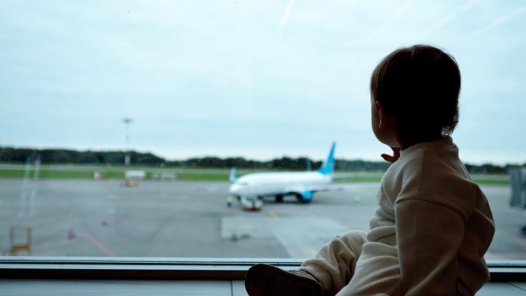 Къде да летите спокойно с бебе: Топ летища за родители