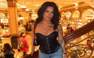 Критикуват футболист на Нюкасъл заради връзка с 14 г. по-млада от него стрийптизьорка