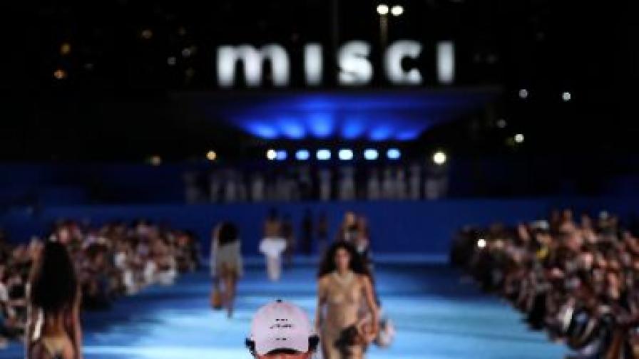 Модели представиха колекцията на Misci по...
