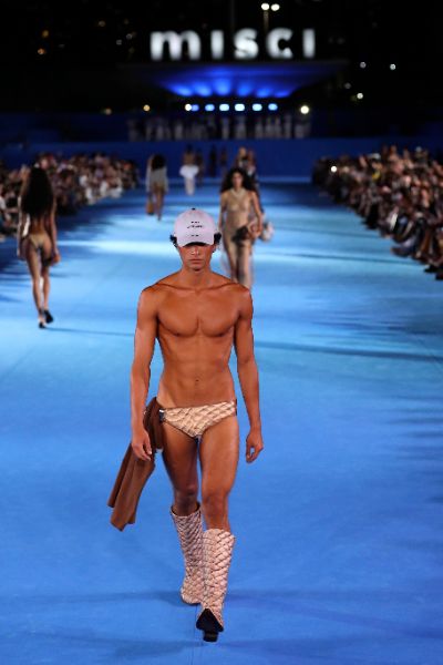 <p>Стартира Седмицата на модата в Рио де Жанейро. Събитието събра водещи дизайнери и привлече вниманието с модерни и смели визии, представящи актуалните тенденции в бразилската мода.</p>