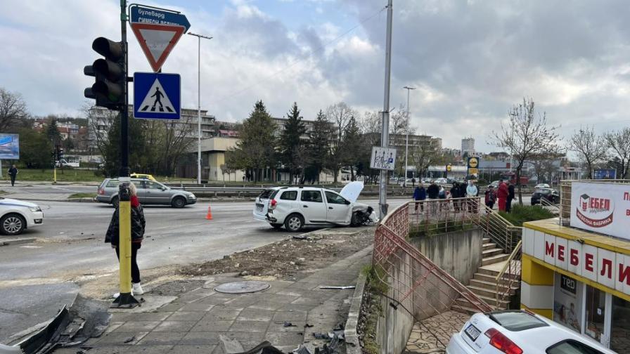 Кола "полетя" и се вряза в магазин в Шумен, двама души пострадаха тежко