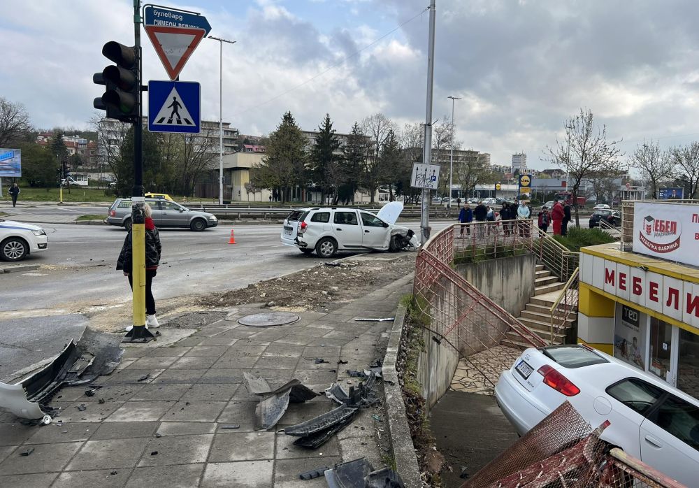 Кола "полетя" и се вряза в магазин в Шумен, двама души пострадаха тежко