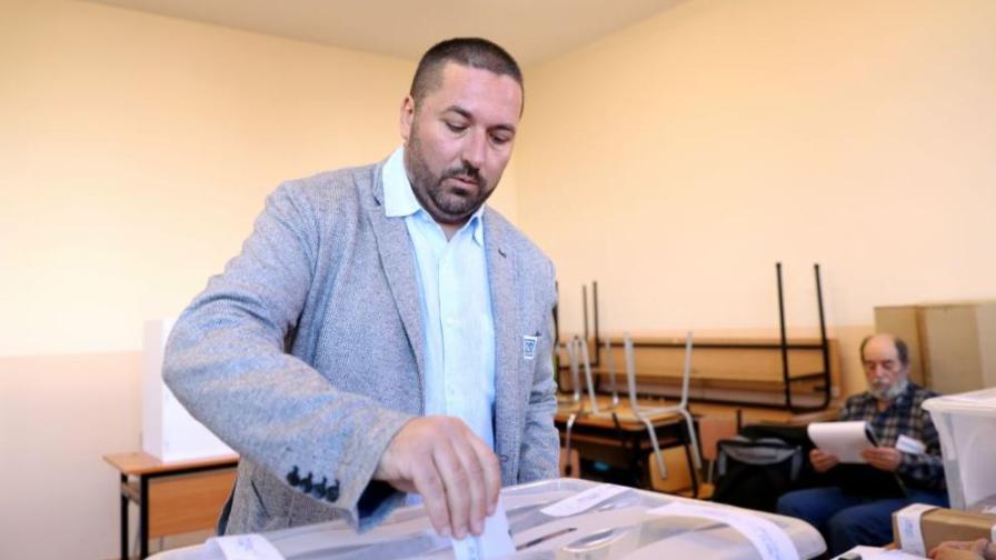 Николай Попов упражни правото си на глас