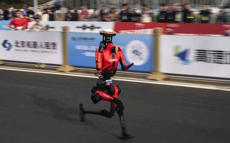 Хуманоиден робот счупи световния рекорд на полумаратон в Пекин (ВИДЕО)