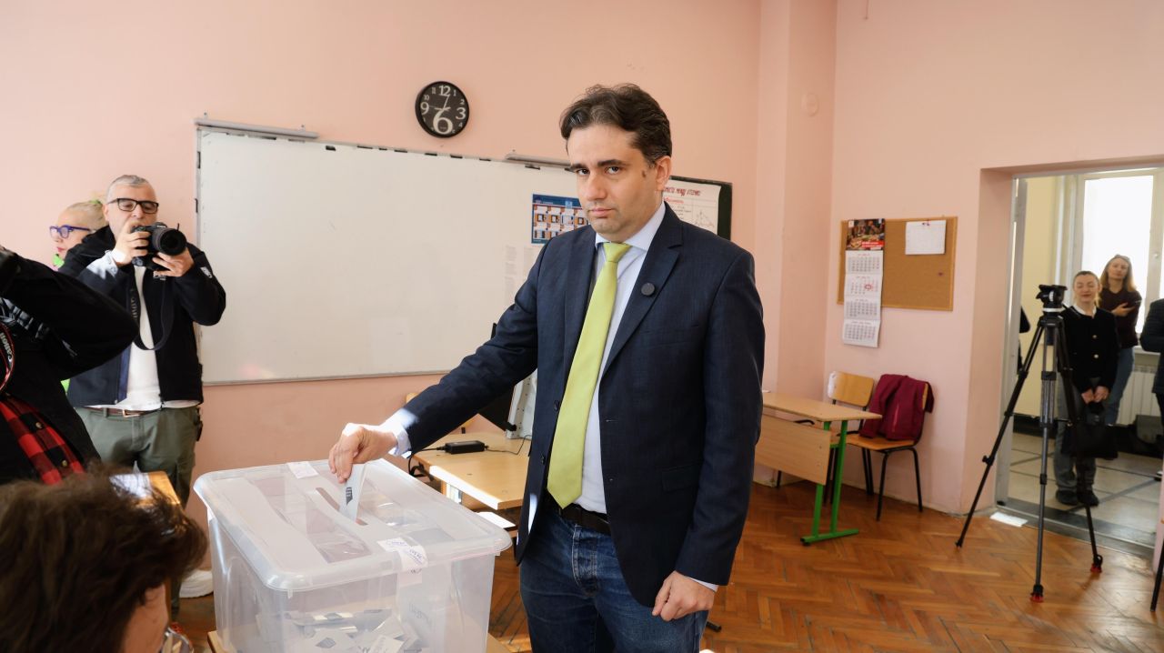 <p>София, 19 април, гласува Божидар Божанов, ПП &ldquo; Да, България&rdquo;. Отговори на въпроси на журналисти</p>