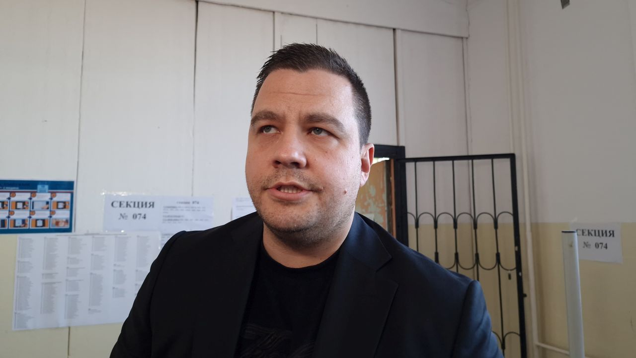 <p>София (19 април 2026) Зам.-председателят на &bdquo;Има такъв народ&ldquo; Станислав Балабанов упражнява правото си на глас в 66-о СУ &bdquo;Филип Станиславов&ldquo; в София за парламентарните избори ЗА 52-ро Народно събрание.</p>