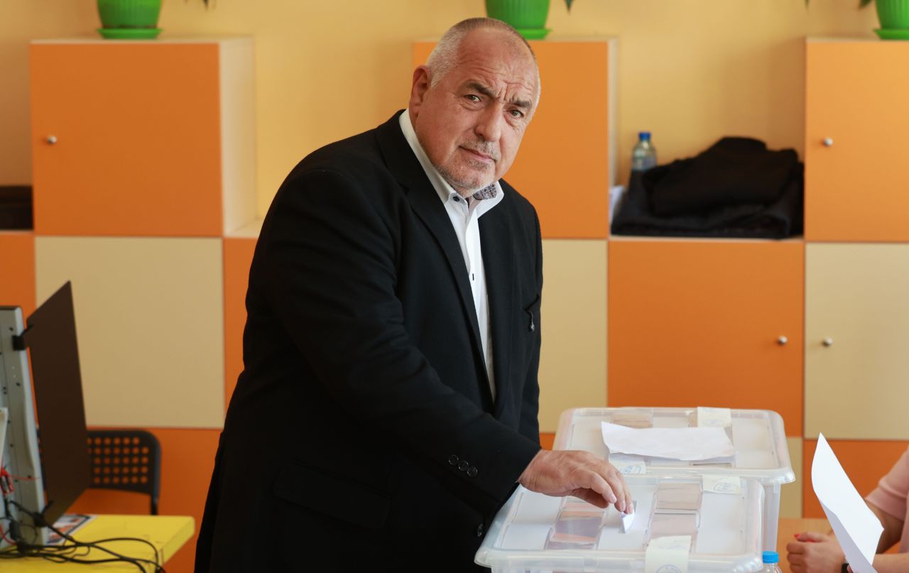 <p>Лидерът на ГЕРБ Бойко Борисов гласува в 78-о СУ &bdquo;Христо Смирненски&ldquo; в Банкя на предсрочните парламентарни избори.</p>