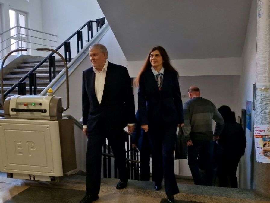 <p>Румен Христов упражни правото си на глас в Природо-математическата профилирана гимназия &bdquo;Климент Охридски&ldquo; в Монтана</p>