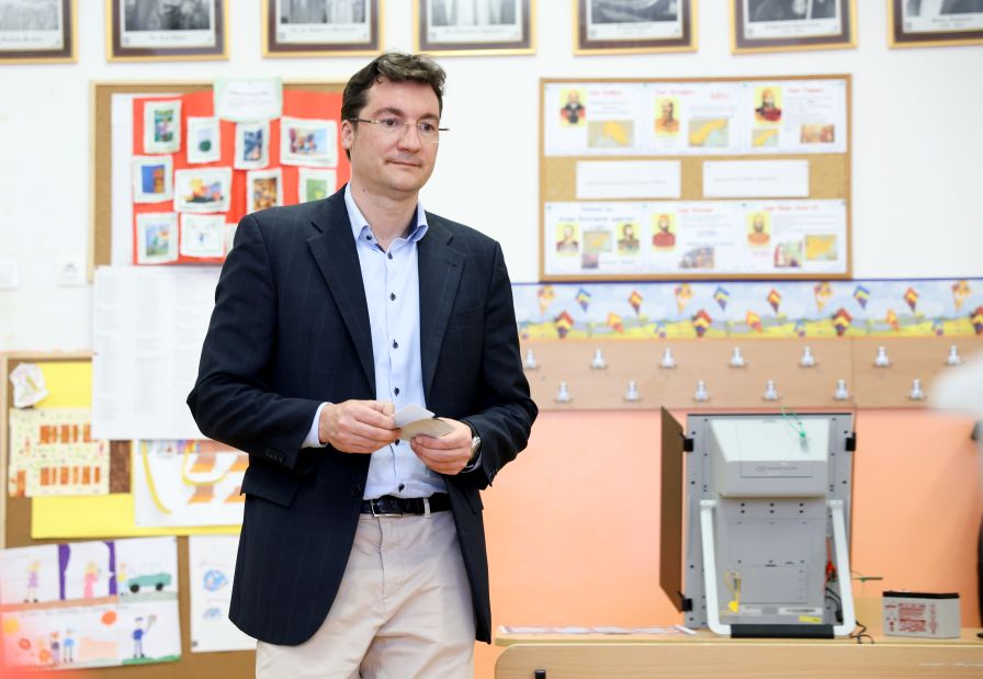 <p>Лидерът на &bdquo;БСП-Обединена левица&rdquo; Крум Зарков упражни правото си на вот в София</p>