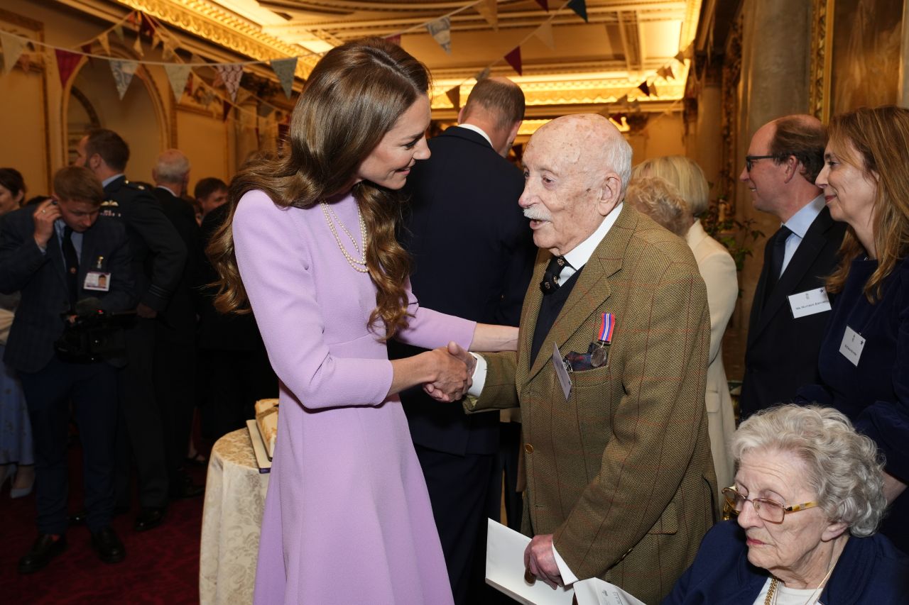 <p>Кралското семейство и специални гости се събраха в Бъкингамския дворец, за да почетат наследството и 100-годишнината от рождението на покойната кралица Елизабет II.</p>