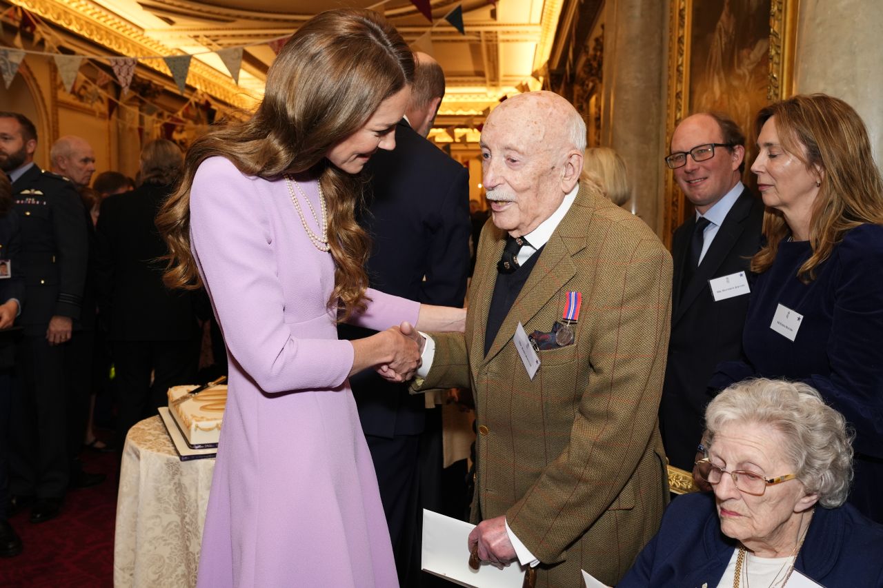 <p>Кралското семейство и специални гости се събраха в Бъкингамския дворец, за да почетат наследството и 100-годишнината от рождението на покойната кралица Елизабет II.</p>