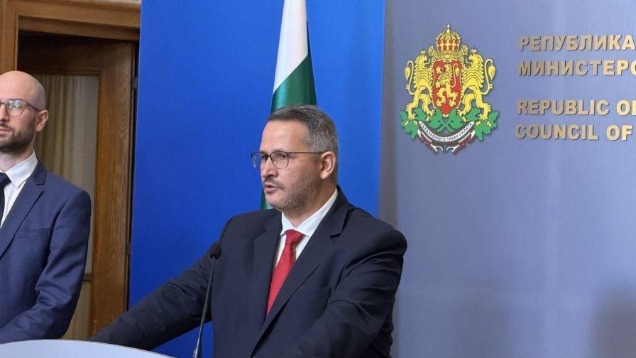 <p>Министър&nbsp;Христанов: Хижа "Ведра" е превърната в бардак, държавата ще си я върне</p>