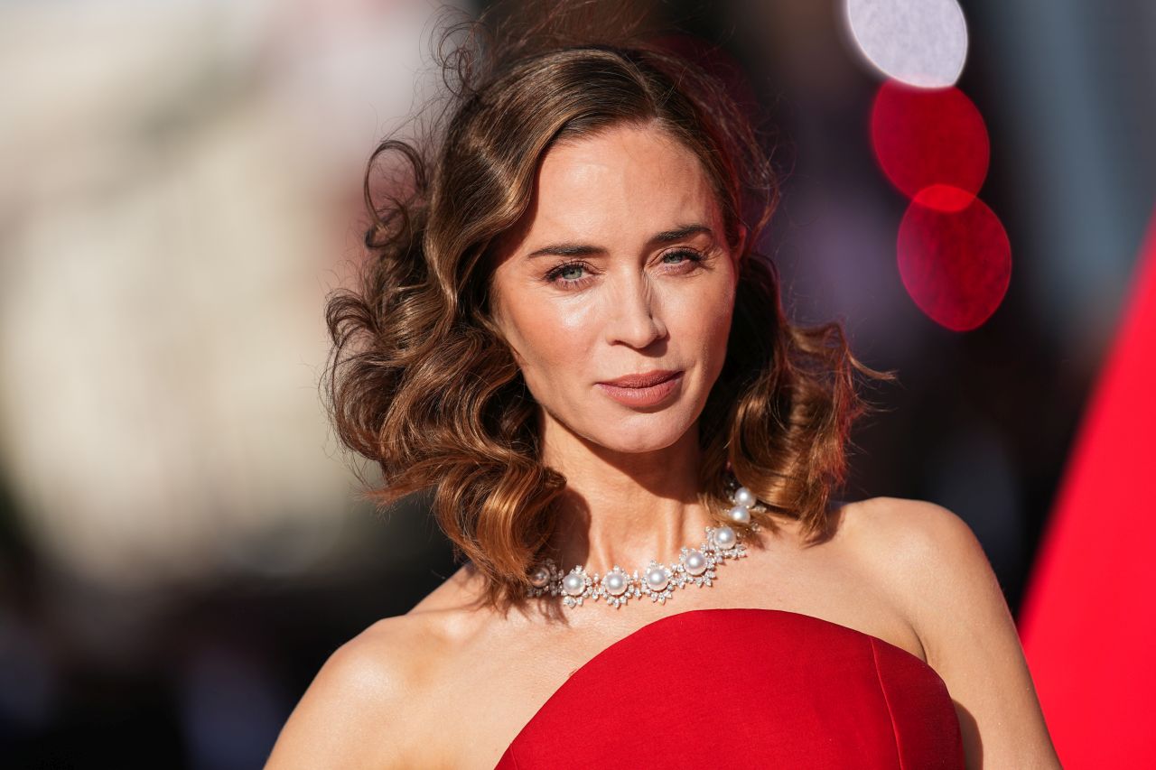 <p>Мерил Стрийп, Ан Хатауей и Емили Блънт превзеха Лондон за премиерата на &bdquo;Дяволът носи Прада 2&ldquo;, където към легендарния екип се присъедини и самата Донатела Версаче.</p>