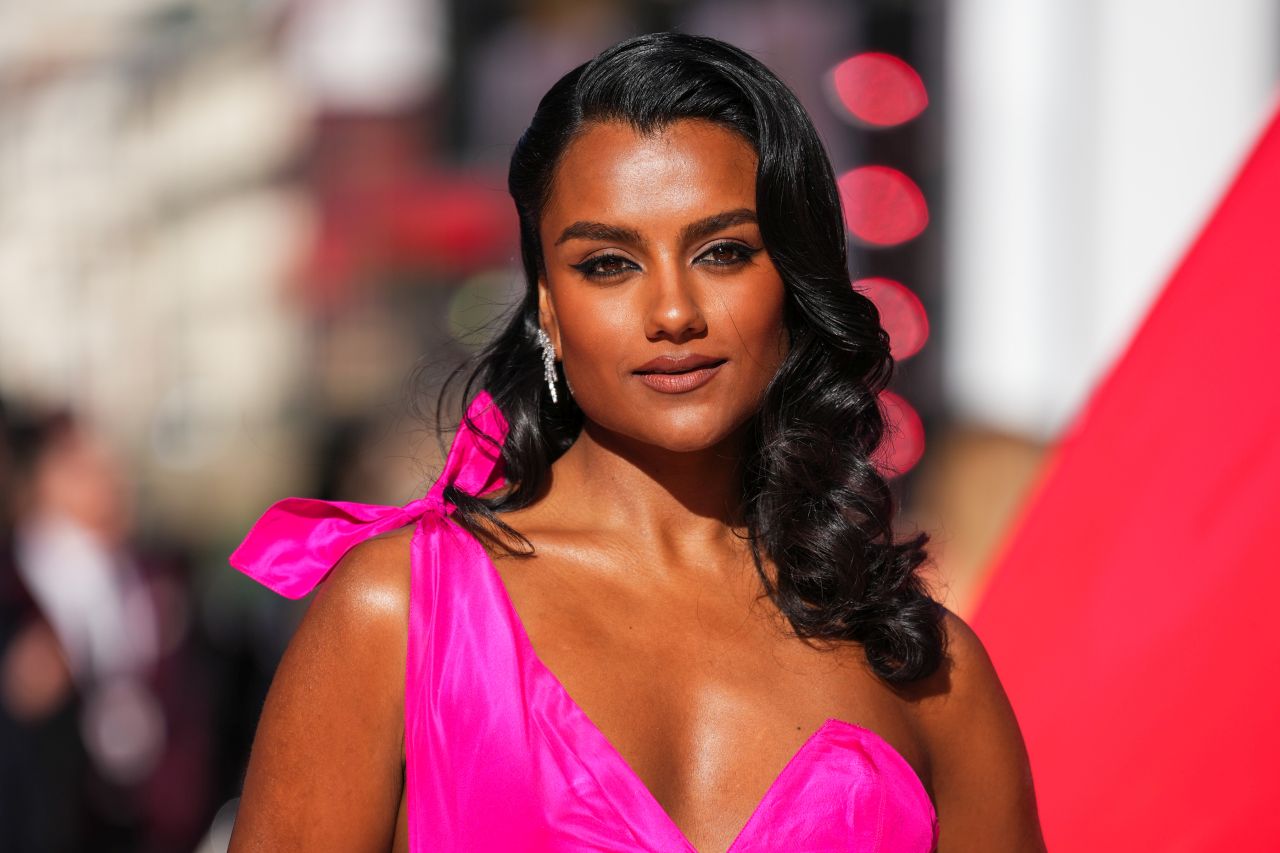 <p>Мерил Стрийп, Ан Хатауей и Емили Блънт превзеха Лондон за премиерата на &bdquo;Дяволът носи Прада 2&ldquo;, където към легендарния екип се присъедини и самата Донатела Версаче.</p>