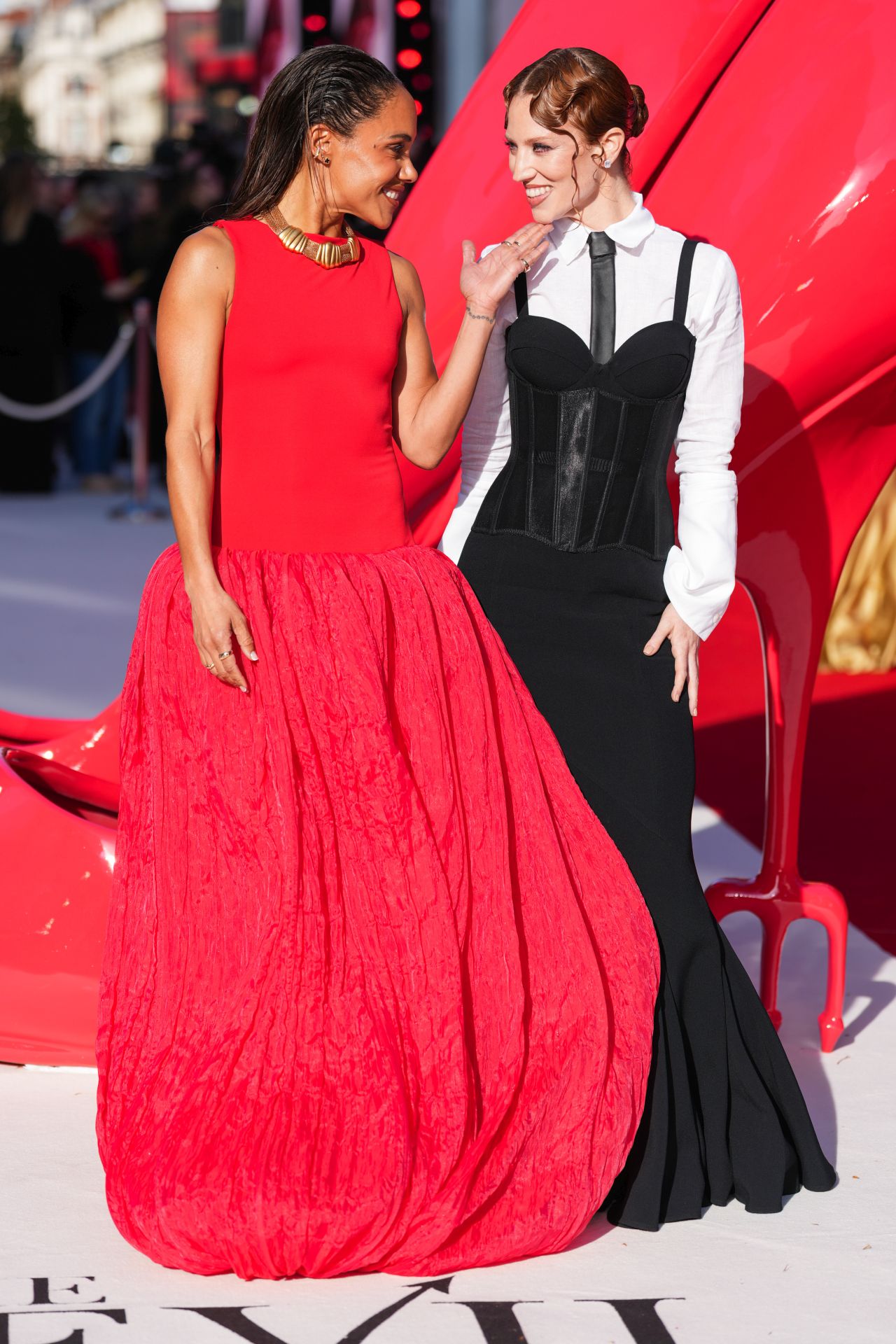 <p>Мерил Стрийп, Ан Хатауей и Емили Блънт превзеха Лондон за премиерата на &bdquo;Дяволът носи Прада 2&ldquo;, където към легендарния екип се присъедини и самата Донатела Версаче.</p>