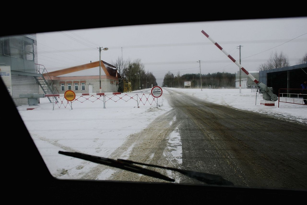 <p>На 26 април 1986 г. в 1:23 ч. реактор № 4 в Чернобилската атомна електроцентрала в Съветска Украйна експлодира, освобождавайки облак от радиоактивен материал, който се разнася над Европа и замърсява земя, обитавана от около пет милиона души в Украйна, Беларус и Русия. Четиридесет години по-късно все още се опитваме да разберем какво се е случило.</p>