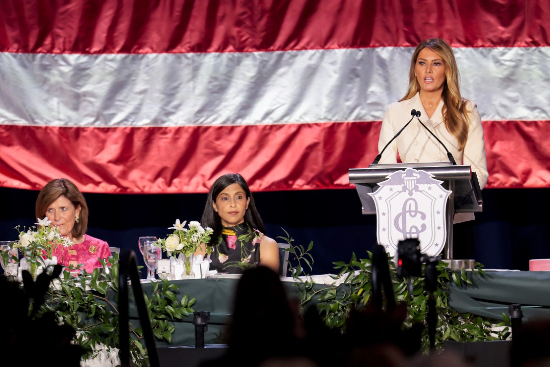 <p>Мелания Тръмп и Уша Ванс демонстрираха безупречен стил и силно присъствие на 113-ия обяд на Първата дама. Докато Мелания заложи на монохромна елегантност, бъдещата майка Уша Ванс очарова с флорални мотиви и топло излъчване в сърцето на Вашингтон.</p>