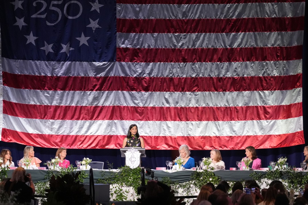 Мелания Тръмп и Уша Ванс демонстрираха безупречен стил и силно присъствие на 113-ия обяд на Първата дама. Докато Мелания заложи на монохромна елегантност, бъдещата майка Уша Ванс очарова с флорални мотиви и топло излъчване в сърцето на Вашингтон.