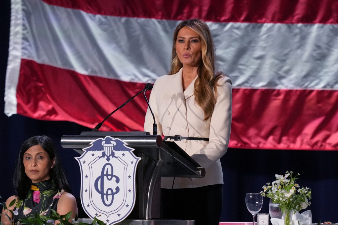 Мелания Тръмп и Уша Ванс демонстрираха безупречен стил и силно присъствие на 113-ия обяд на Първата дама. Докато Мелания заложи на монохромна елегантност, бъдещата майка Уша Ванс очарова с флорални мотиви и топло излъчване в сърцето на Вашингтон.