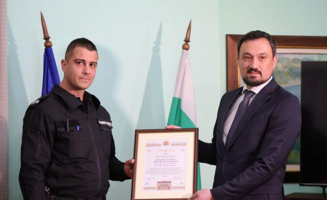 След трагедията край край Малко Търново: Наградиха полицая, спасил хора от автобуса