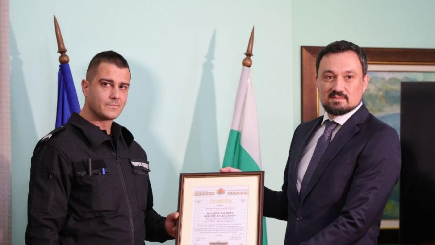 След трагедията край край Малко Търново: Наградиха полицая, спасил хора от автобуса