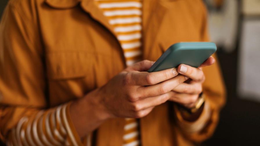 Третият е излишен: Какво е „фъбинг“ и как телефонът убива връзката ви