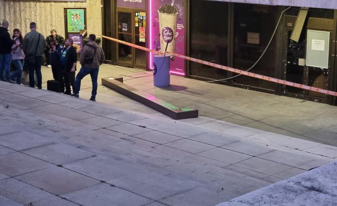 Борят се за живота на детето, паднало от тераса на НДК