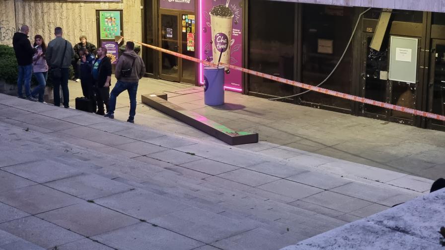 14-годишно дете пострада, след като паднало заедно с масивен метален парапет от тераса на сградата на НДК в столицата.