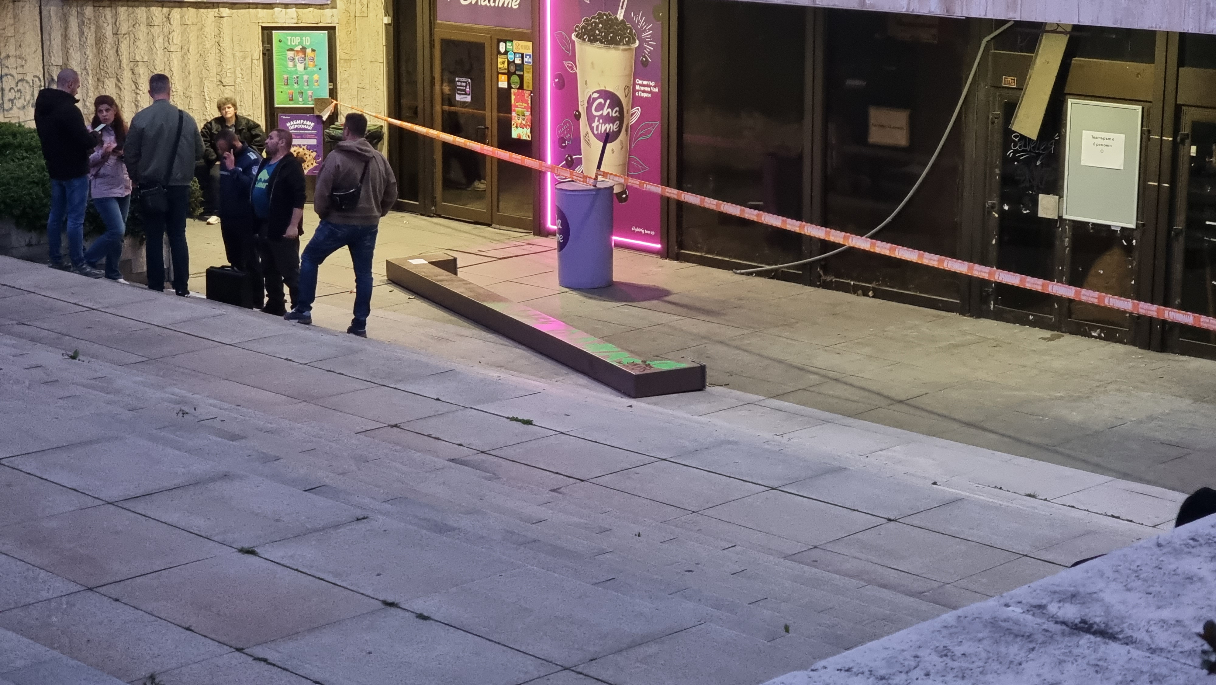 <p>14-годишно дете пострада, след като паднало заедно с масивен метален парапет от тераса на сградата на НДК в столицата.</p>