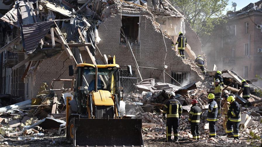 Спасители разчистват развалините на жилищна сграда, разрушена от руски удар по Днепър, Украйна