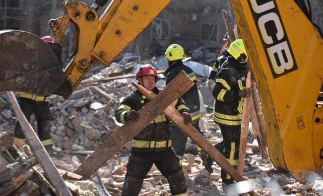 Продължават спасителните операции след масираните атаки в Украйна
